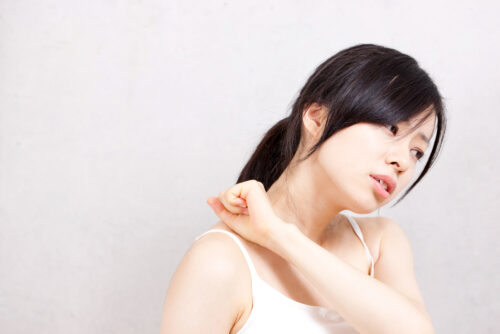 肩こりの女性の写真