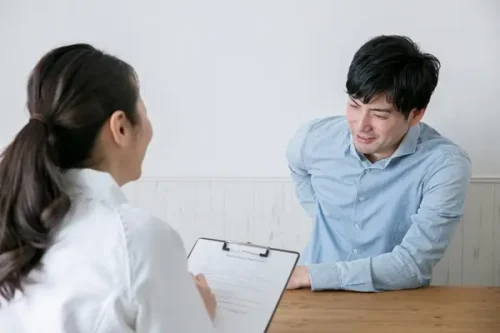 腰が痛い男性の写真