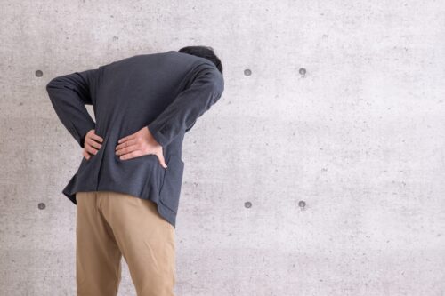 腰が痛い男性の写真